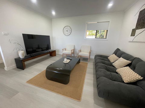 Mirrabooka Magic - Luxury By The Lake - Holiday Byron Bay 3