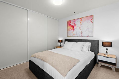 Modern 1-Bed & City Views, Steps From Racecourse - Holiday Byron Bay 1