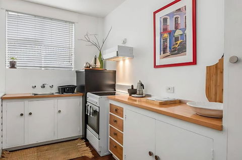 Modern City-Fringe Apartment In New Town - Holiday Byron Bay 3