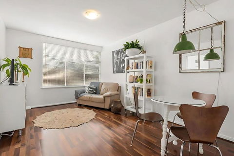 Modern City-Fringe Apartment In New Town - Holiday Byron Bay 0