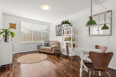 Modern City-Fringe Apartment In New Town - Holiday Byron Bay 2