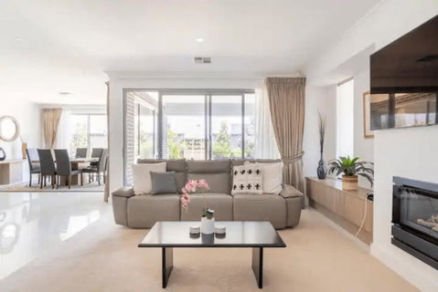 Modern Mansion In Lightsview By Host Solutions - Holiday Byron Bay 2