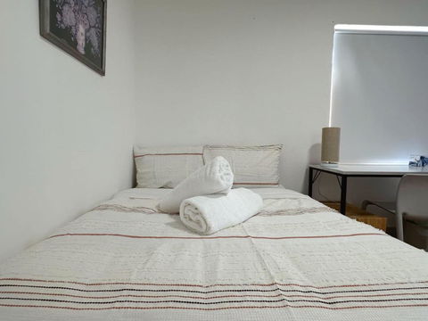 Montrose Double Bed Room Close To City - Holiday Byron Bay 3