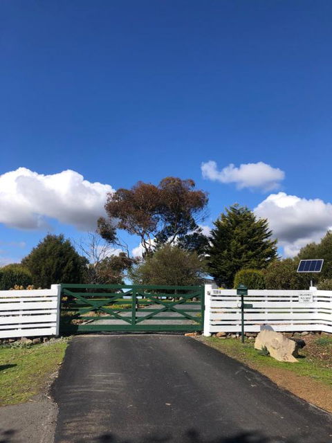 Montrose Holiday Cottage - Holiday Byron Bay 0