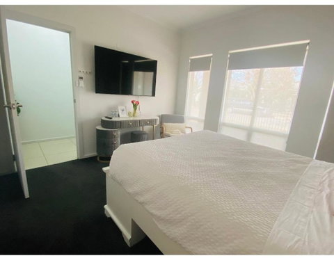 Modern Private Room With Ensuite - Holiday Byron Bay 1