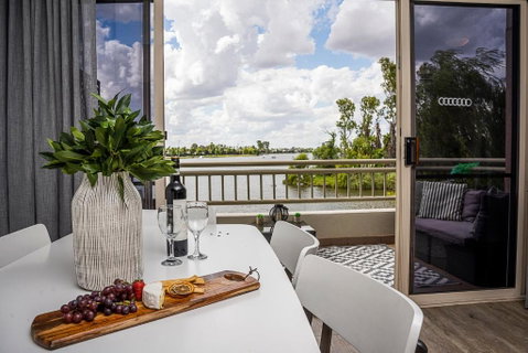 Mulwala Lakeside Apartment - Holiday Byron Bay 0