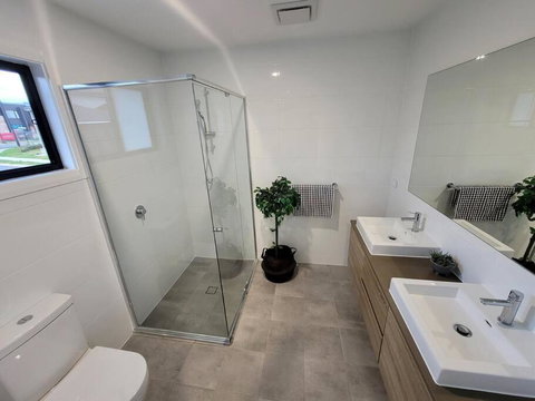New 5 Bedroom House In Rousehill - Holiday Byron Bay 2