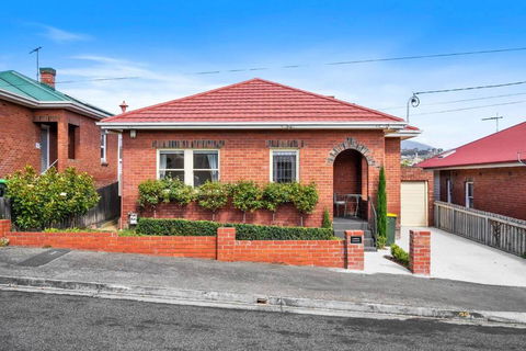 New Town Bungalow - A Leafy Family Haven - Holiday Byron Bay 1