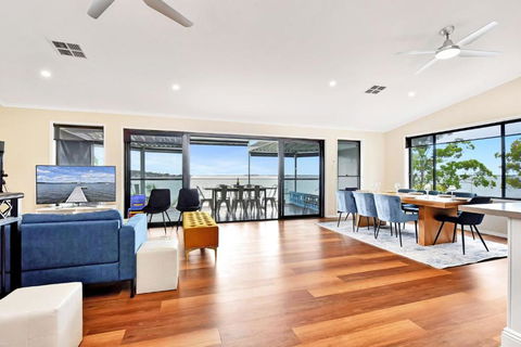 New Property Shimmer Shores Absolute Waterfront Retreat At Fishing Point, Lake Macquarie - Holiday Byron Bay 3