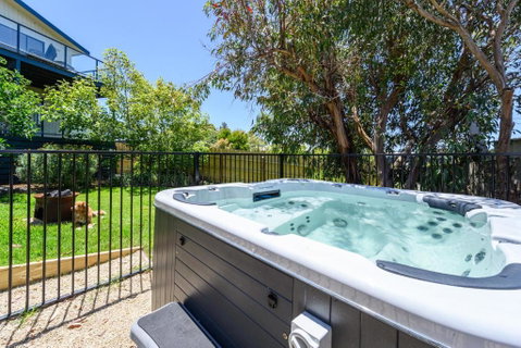 Ocean & Country Views, Spa, Pets Welcome, Fireplace - Your Ocean Oasis 10 Minutes To Phillip Island - Holiday Byron Bay 0