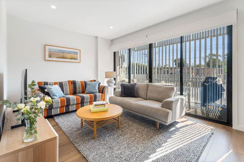 Park Life! Elegant & Sun-Filled 2 Bed 2 Bath Home In Caulfield North - Holiday Byron Bay 0
