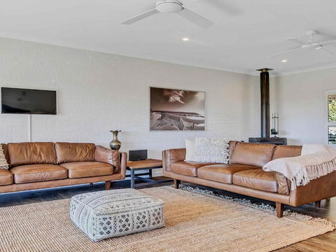 Pauls Farmhouse - Holiday Byron Bay 1
