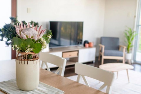 Peaceful Hills Escape: Charming 2-Story Retreat - Holiday Byron Bay 3