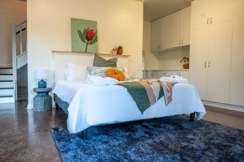Peaceful Hills Escape: Charming 2-Story Retreat - Holiday Byron Bay 2