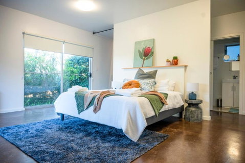 Peaceful Hills Escape: Charming 2-Story Retreat - Holiday Byron Bay 0