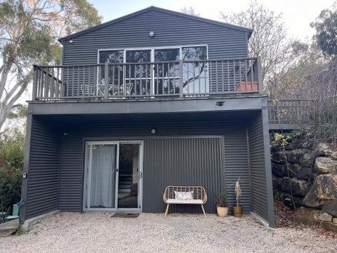 Peaceful Hills Escape: Charming 2-Story Retreat - Holiday Byron Bay 1