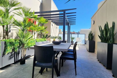 Penthouse With Private Terrace, Parking + 2 Pools - Holiday Byron Bay 1
