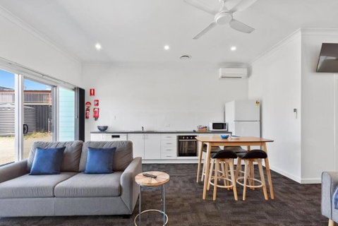 Port Lincoln Shark Apartment 4 - Holiday Byron Bay 1