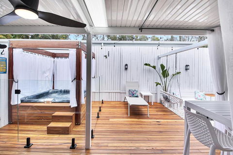 Private Outdoor Spa, Fire Pit - THE RETREAT COOLUM BEACH - Holiday Byron Bay 1