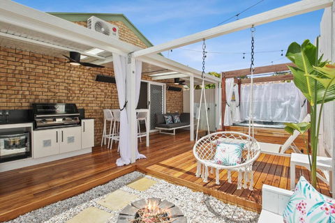 Private Outdoor Spa, Fire Pit - THE RETREAT COOLUM BEACH - Holiday Byron Bay 2