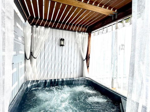 Private Outdoor Spa, Fire Pit - THE RETREAT COOLUM BEACH - Holiday Byron Bay 3