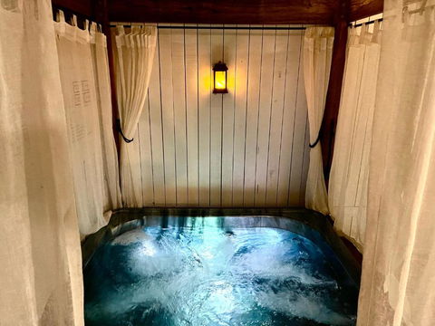 Private Outdoor Spa, Fire Pit - THE RETREAT COOLUM BEACH - Holiday Byron Bay 0