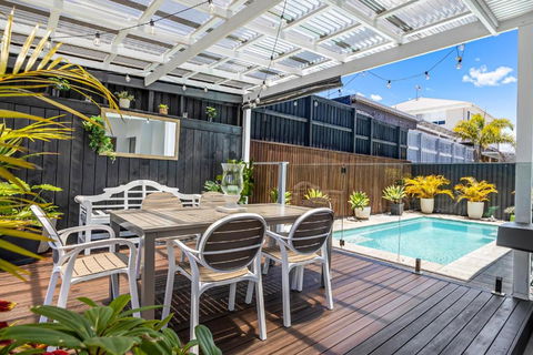 Premium 4-Bed Coastal Escape With BBQ And Pool - Holiday Byron Bay 0