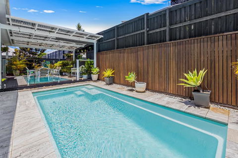 Premium 4-Bed Coastal Escape With BBQ And Pool - Holiday Byron Bay 1
