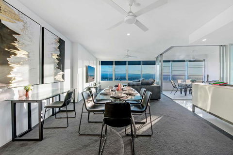 Q Tower At Surfers Paradise - From Level 3 - Private & Self Contained Apartments - Holiday Byron Bay 3