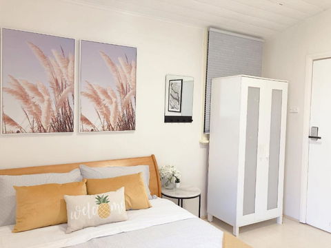 Quaint Double Or Queen Room - Mins To Stations&UNSW - Shared Bathroom - Holiday Byron Bay 1