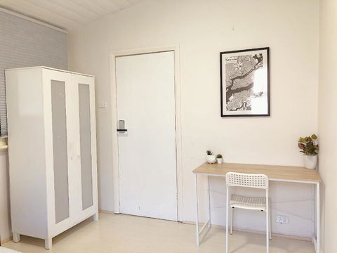 Quaint Double Or Queen Room - Mins To Stations&UNSW - Shared Bathroom - Holiday Byron Bay 2
