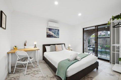 Quaint Double Room - Centrally Located At Glenfield - Shared Bathroom - Holiday Byron Bay 0