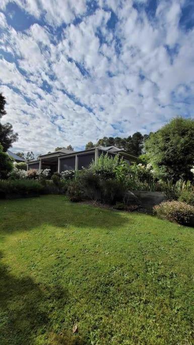 Quiet Family Retreat Getaway - Wildlife Park, Sovereign Hill, Kryall Castle And City At Your Door - Modern House, 8 Guests, 4 Bedrooms, 5 Beds - Holiday Byron Bay 0
