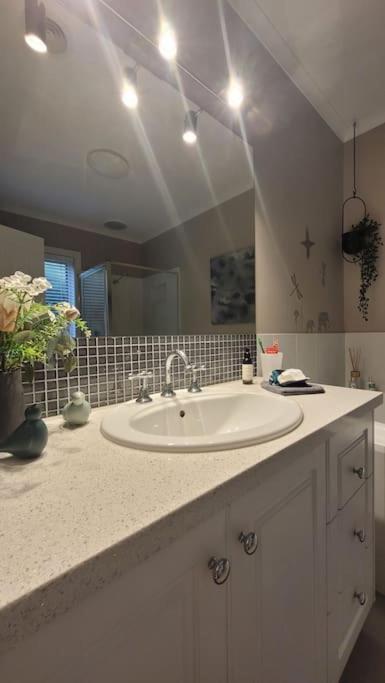 Quiet Family Retreat Getaway - Wildlife Park, Sovereign Hill, Kryall Castle And City At Your Door - Modern House, 8 Guests, 4 Bedrooms, 5 Beds - Holiday Byron Bay 2