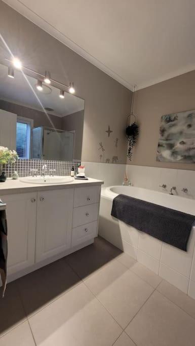 Quiet Family Retreat Getaway - Wildlife Park, Sovereign Hill, Kryall Castle And City At Your Door - Modern House, 8 Guests, 4 Bedrooms, 5 Beds - Holiday Byron Bay 3