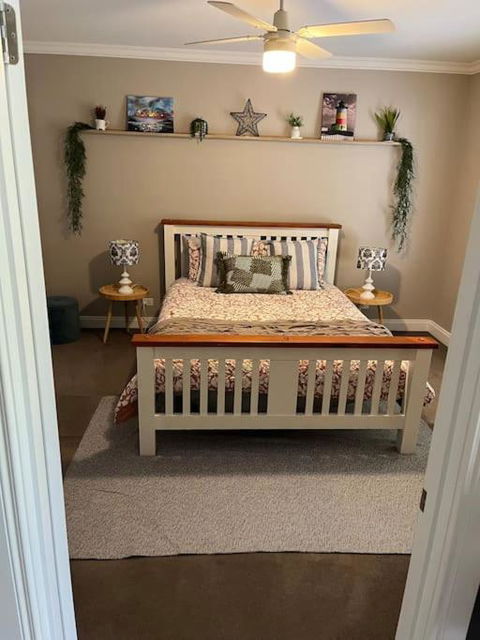 Quiet Family Retreat Getaway - Wildlife Park, Sovereign Hill, Kryall Castle And City At Your Door - Modern House, 8 Guests, 4 Bedrooms, 5 Beds - Holiday Byron Bay 1