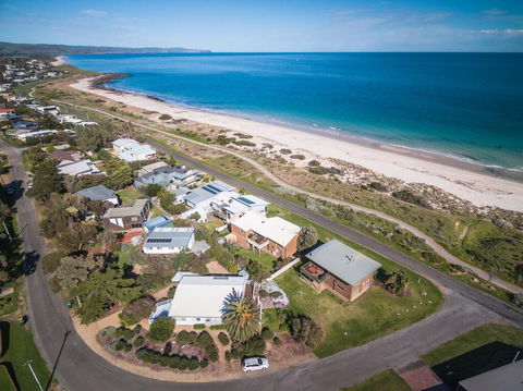 At The Beach - 54 Elizabeth Crescent - Holiday Byron Bay 0