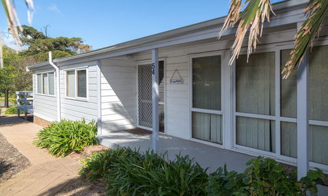 At The Beach - 54 Elizabeth Crescent - Holiday Byron Bay 1