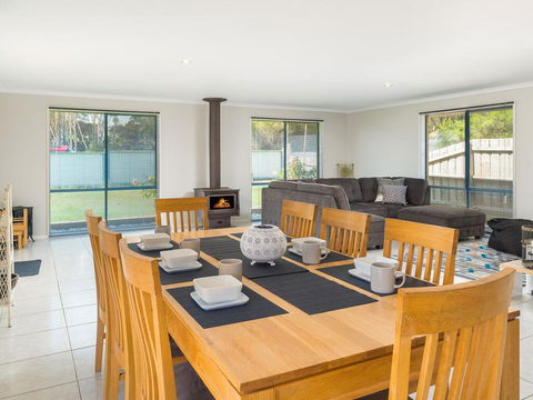 Back Beach Retreat - Holiday Byron Bay 1