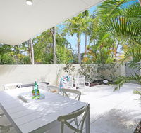Back To The Moon - Holiday Byron Bay