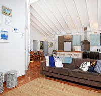 Balena  Culburra - Pet Friendly - 1 Min Walk to Beach - Holiday Byron Bay