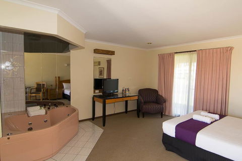 Balranald Motor Inn - Holiday Byron Bay 1