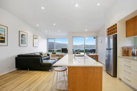 BAY VUE - Top Floor Apartment, Amazing Views! - Holiday Byron Bay 3