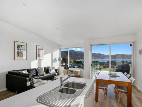 BAY VUE - Top Floor Apartment, Amazing Views! - Holiday Byron Bay 0