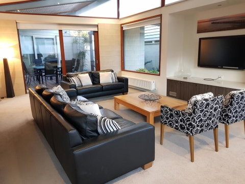 Beach Haven - Holiday Byron Bay 0