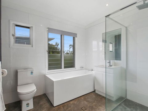 BEACH HOUSE ON PEARL - Holiday Byron Bay 0