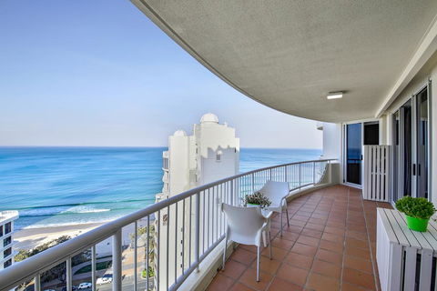 Beachfront Luxury 3 Bedroom In The Heart Of Surfers Paradise - Ocean Views Plus Indoor/outdoor Pool - Holiday Byron Bay 3