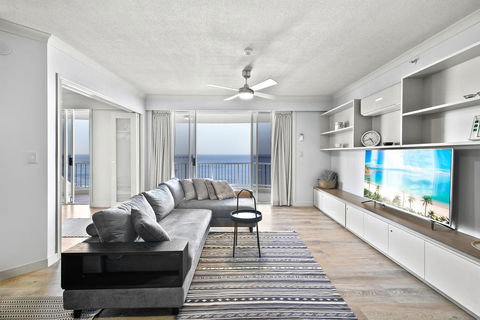 Beachfront Luxury 3 Bedroom In The Heart Of Surfers Paradise - Ocean Views Plus Indoor/outdoor Pool - Holiday Byron Bay 0