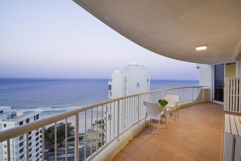 Beachfront Luxury 3 Bedroom In The Heart Of Surfers Paradise - Ocean Views Plus Indoor/outdoor Pool - Holiday Byron Bay 2