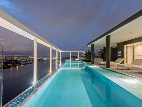 Rivello Apartments - Free Secure Car Park, 6km To City, Ferry Terminal, Eat Street, Rooftop Pool, Sauna, Portside Dinning - Holiday Byron Bay 0